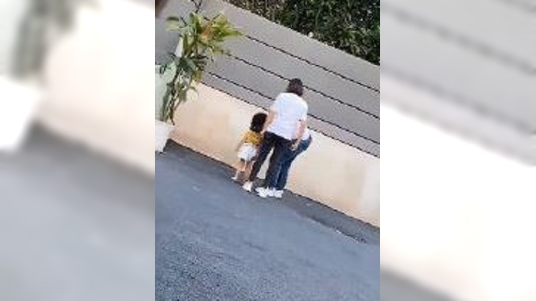 陸3歲童模遭母狠踹 網痛批為錢犧牲孩子童年