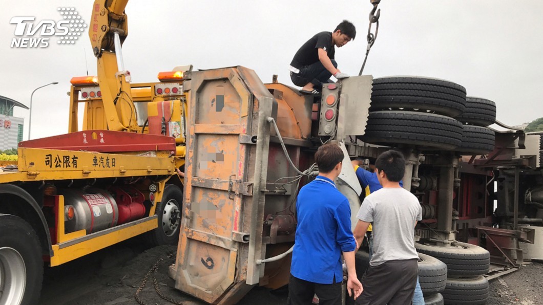 砂石車國1楊梅段翻覆占4車道 車流回堵10公里