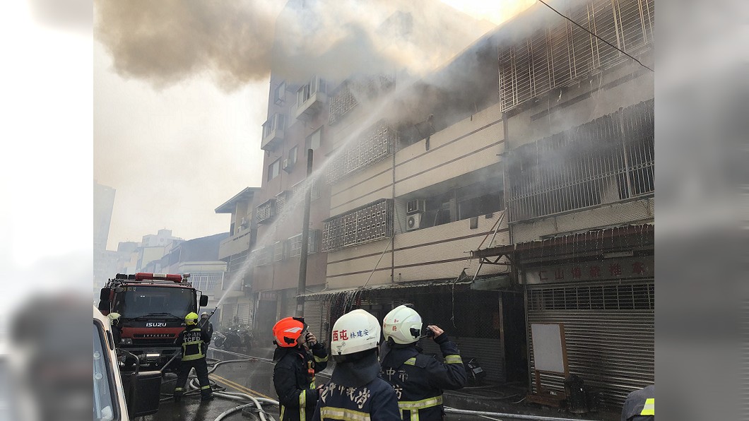 台中住宅疑神明廳起火　火勢延燒隔壁2戶