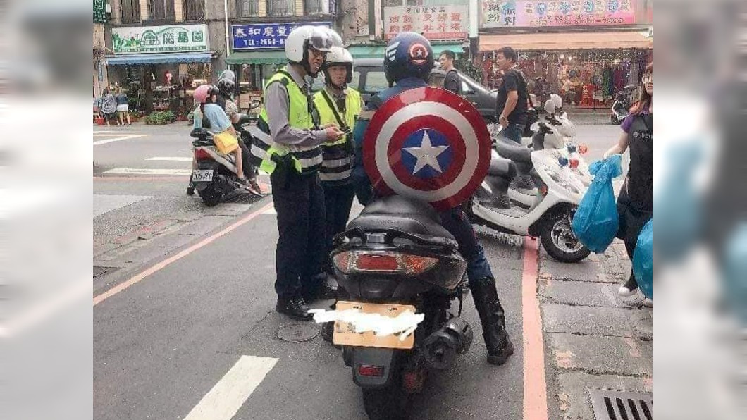 2員警攔查「美國隊長」笑場　網虧：在要簽名啦！