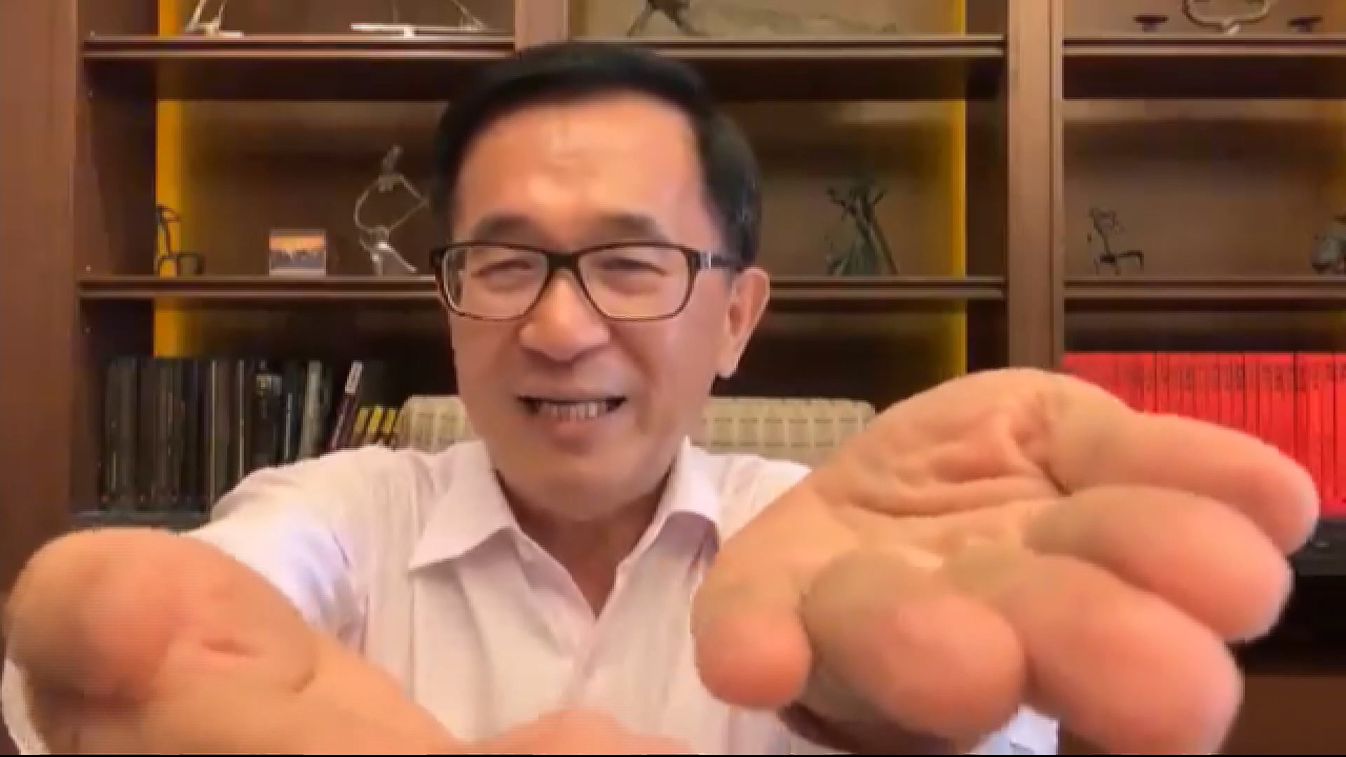 被質疑手抖假的!扁強調「就是有病」:拿出尿袋才算數?