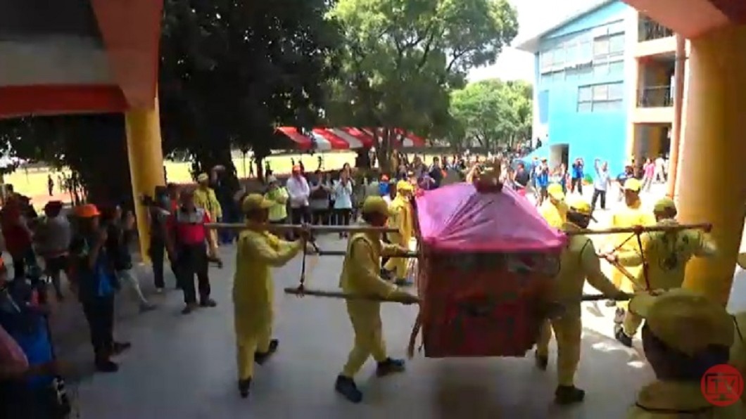 學生高喊媽祖聽見了!白沙屯「粉紅超跑」秒回頭駐駕校園