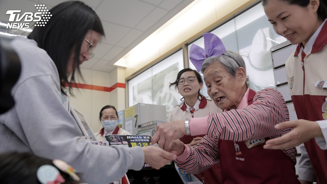 竹市幾點了咖啡館開幕 失智長者樂當店員