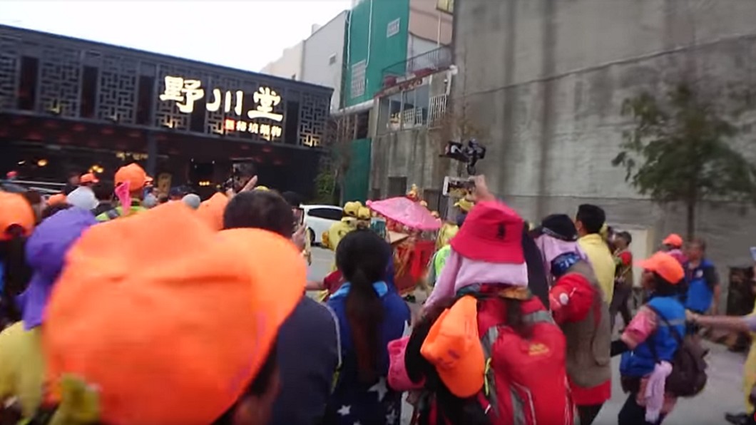 白沙屯媽祖突衝「火鍋店」 信眾嗨:包場了
