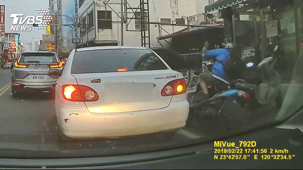 違規開車門肇事多　立委擬提修法最高罰7200元