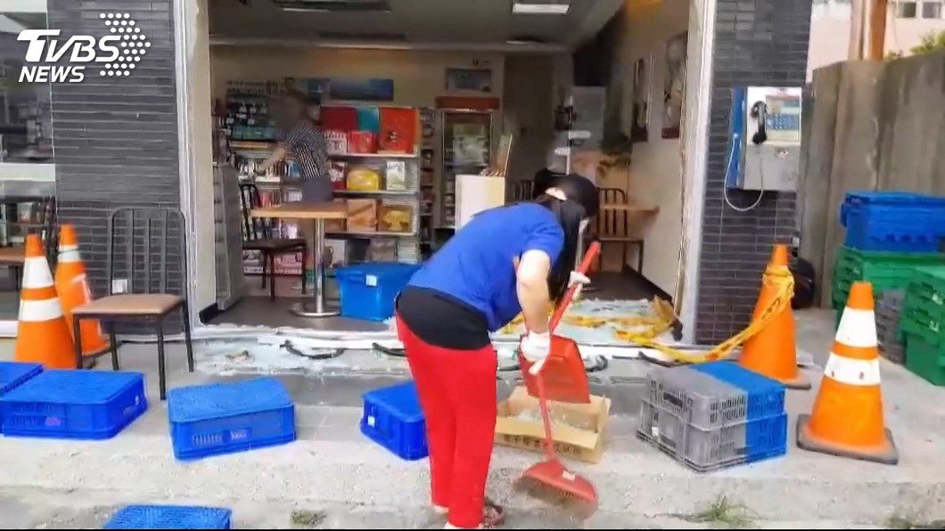 買菸變車禍　男子腳麻踩油門撞進超商