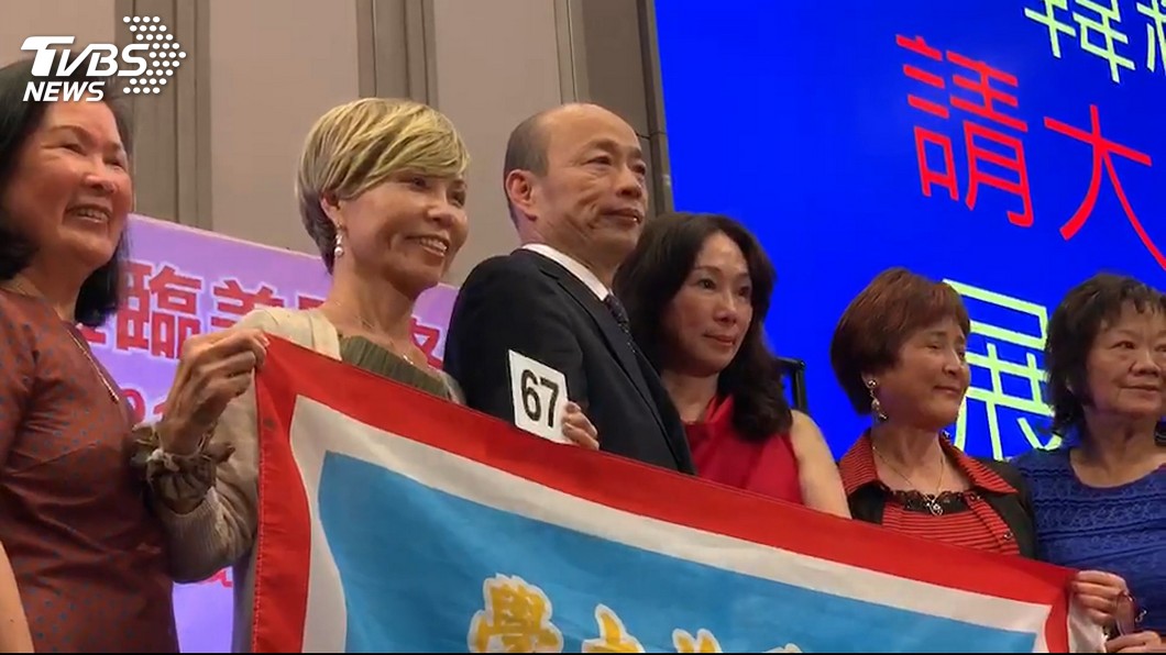 韓國瑜累了嗎？　洛杉磯晚宴合照猛揉眼睛