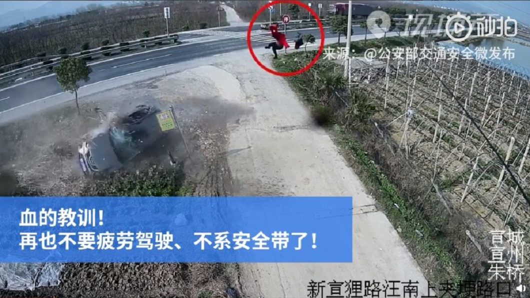 夫疲勞駕駛釀翻車…妻抱兒瞬間「噴飛」 2秒後重摔喪命