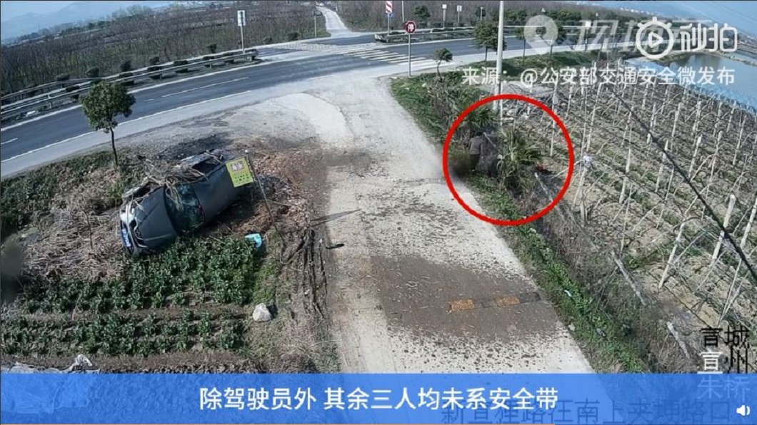 女子被拋飛在空中約2秒後重摔在地，最後不幸死亡。(圖／翻攝自微博)