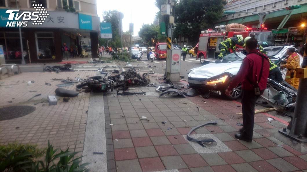 北市車禍　休旅車衝撞路旁機車1人送醫