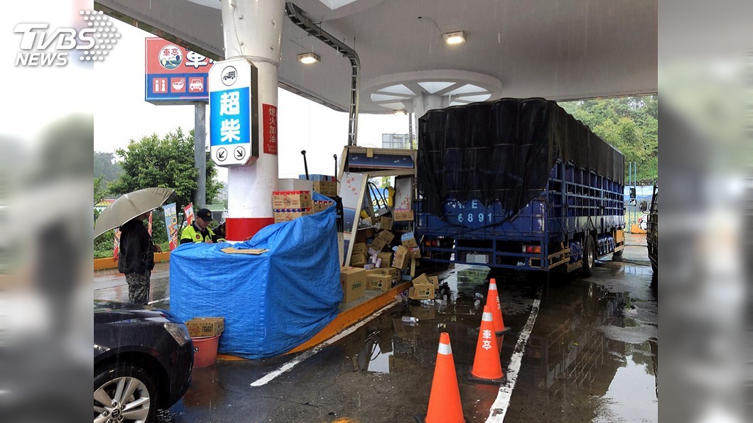 大貨車扯垮加油亭 女員工慘遭貨物壓傷
