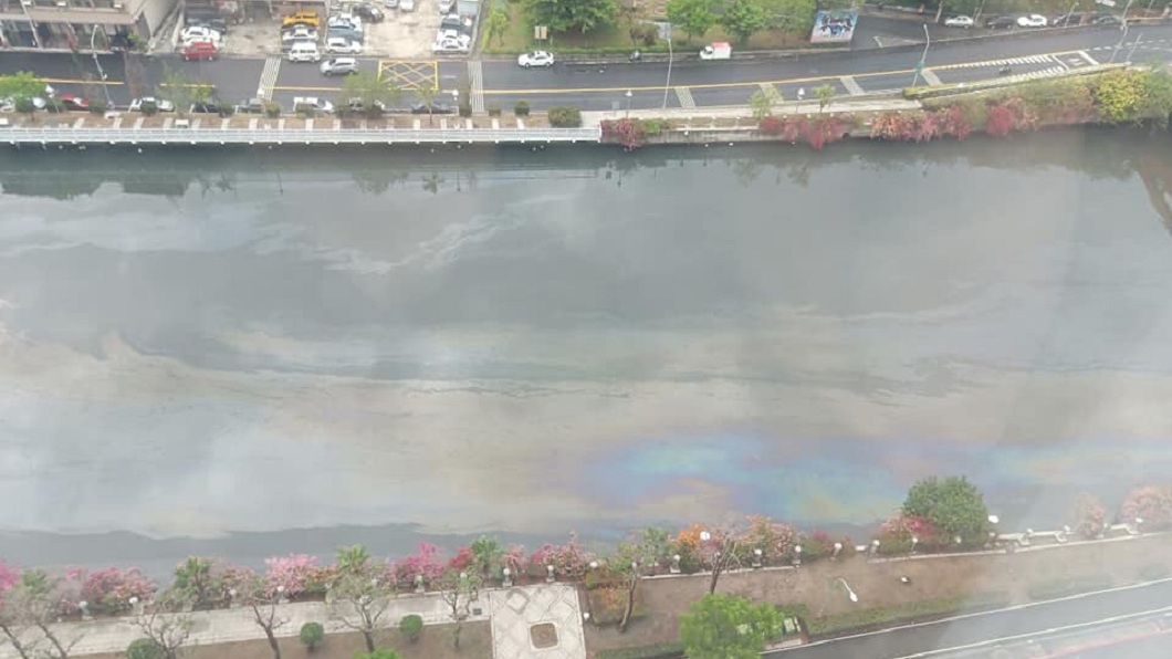 愛河水面驚見有彩虹色澤　網驚：挖到石油高雄發大財