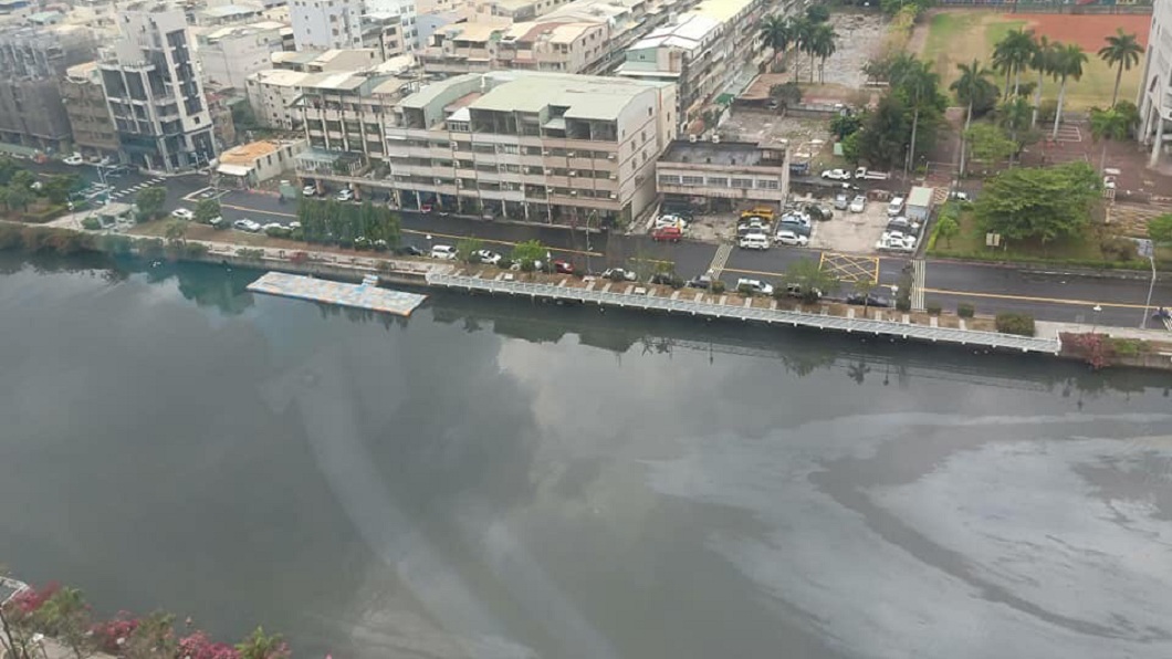 有網友就諷刺地說：挖到石油了，高雄發大財了？(圖／翻攝自PTT)