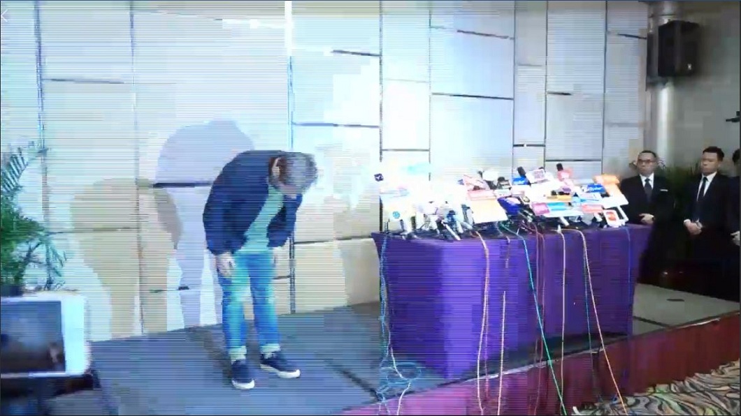 許志安一現身，隨即就向在場所有人鞠躬道歉。(圖／翻攝自臉書)