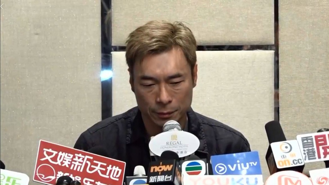 許志安召開記者會,聲淚俱下道歉。(圖/翻攝自臉書)