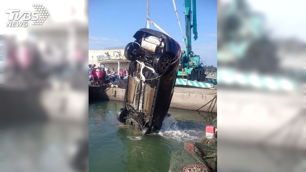 嘉義東石漁港汽車落海 發現疑似手槍未見人