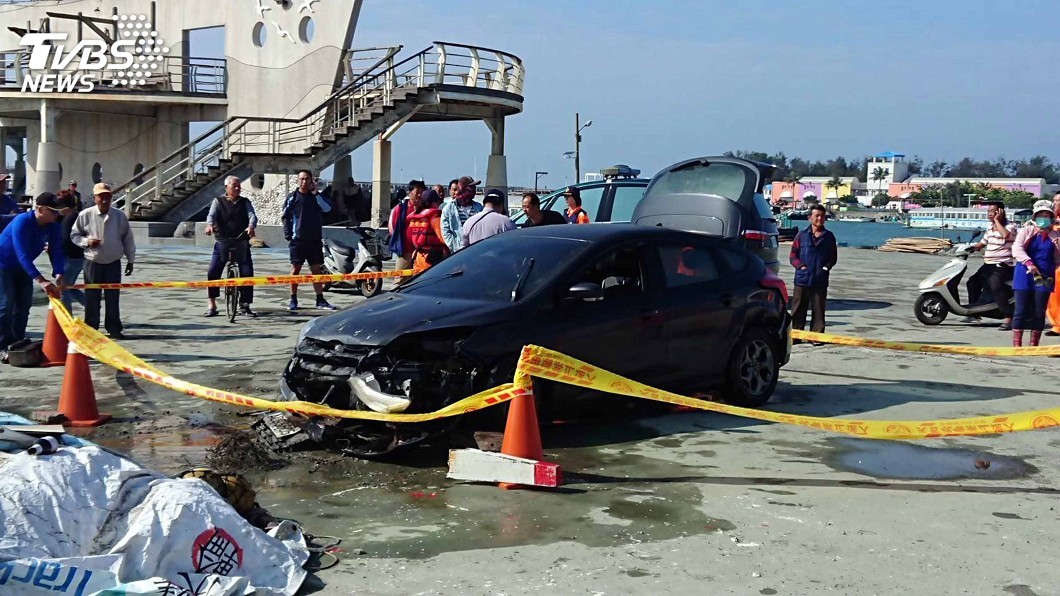 東石漁港2車落水發現槍毒　警懷疑毒品交易引起