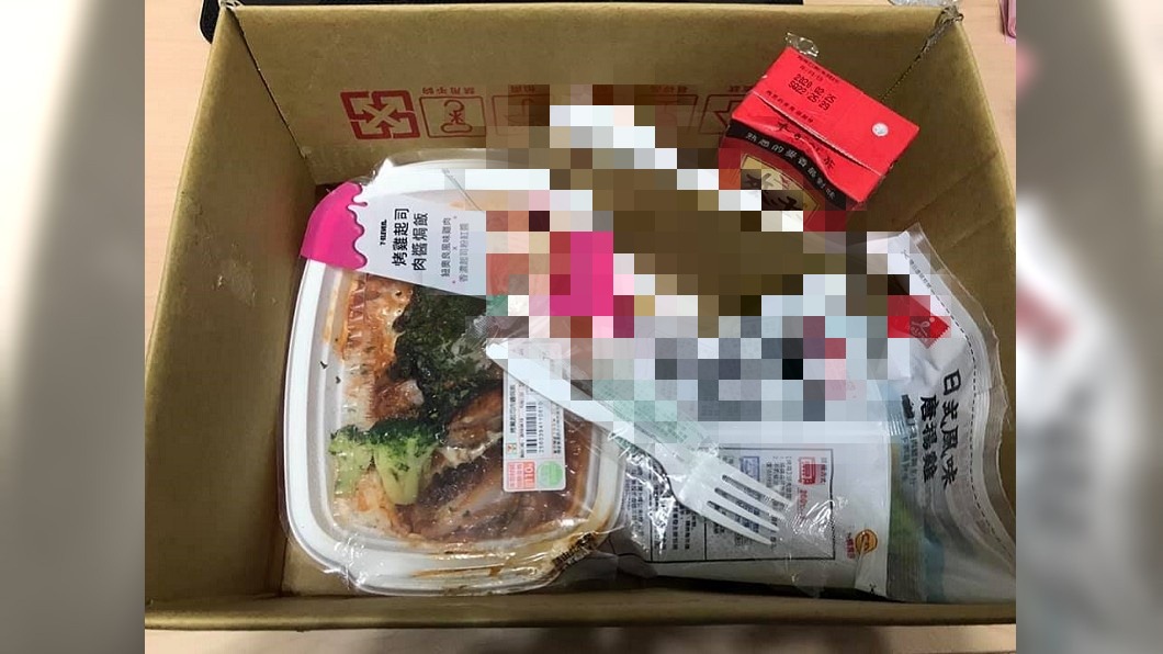 超商買東西!紙箱內驚見「暖心細節」 店員曝辛酸內幕