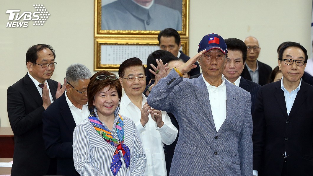 郭台銘領國民黨榮譽狀 願參加初選不接受徵召