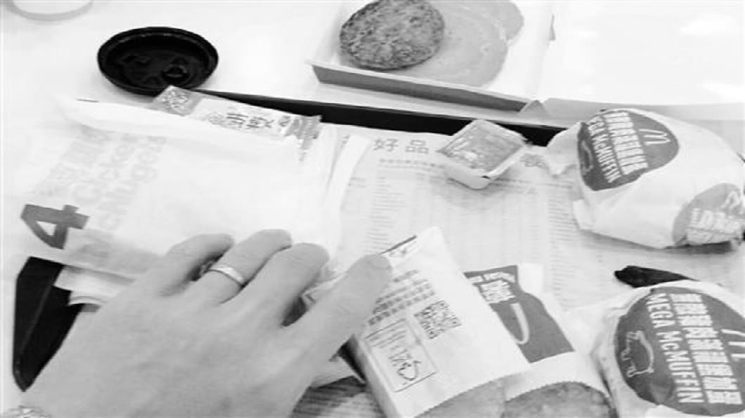 一名從事殯葬業的男子，分享了一段他幫一名已故的4歲小妹妹買兒童餐的故事。(圖／翻攝自靈異公社)