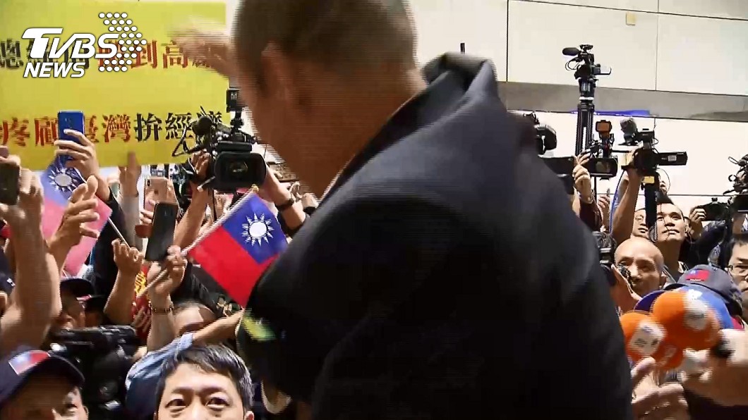 韓國瑜抵台被抱大腿舉起 韓粉擠爆機場大喊「選總統」