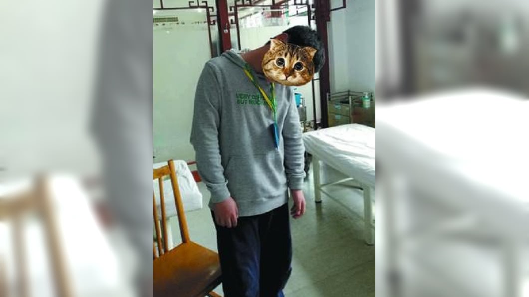 10歲男童瘋玩手機 跑步竟跑到「歪脖」!