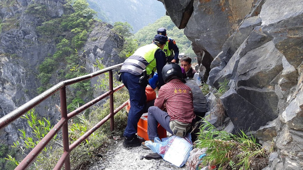中橫綠水合流步道,有遊客遭落石砸。圖/翻攝臉書