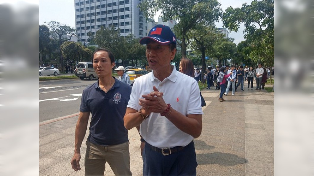 郭董別急!驚傳松仁路地裂假消息 他直奔現場勘查