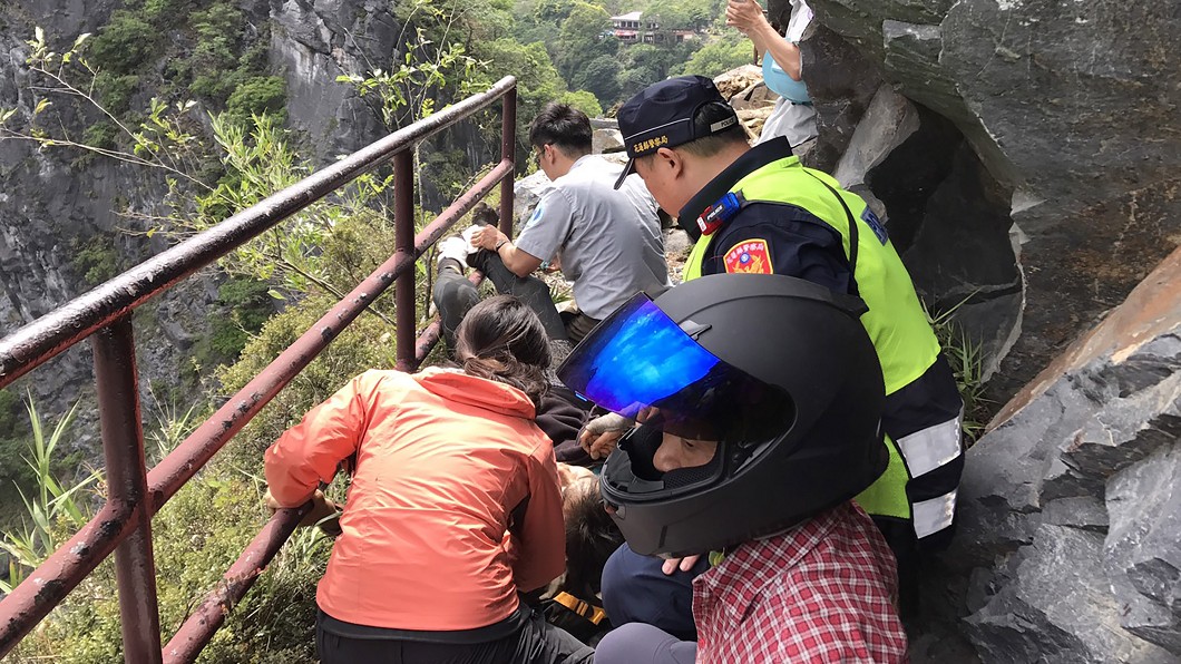 花蓮地震中橫落石 馬來西亞籍男子遭砸重傷