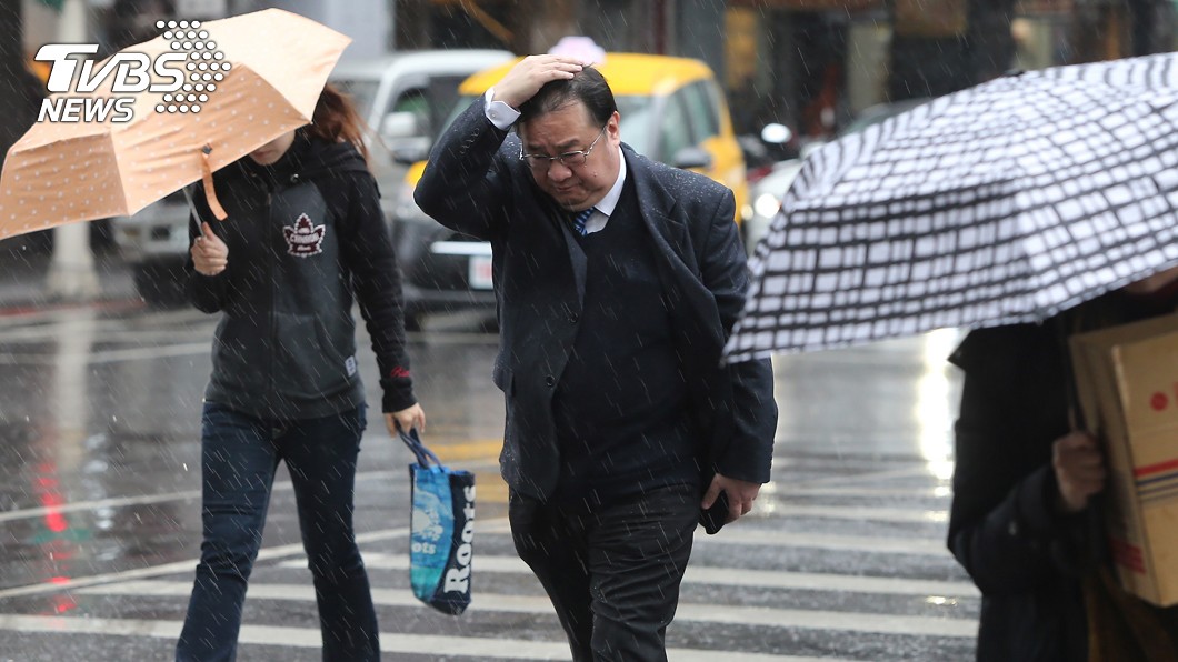 颮線來襲！全台「雷雨伴強風」　一路濕到這天