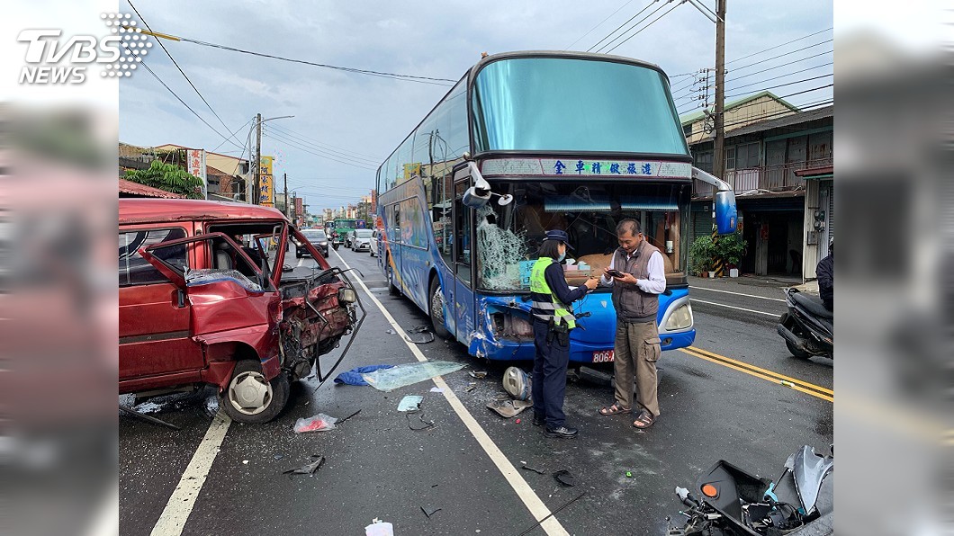 嘉義校車與汽機車擦撞 4人送醫無生命危險
