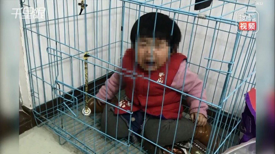 狠父將女繫繩關狗籠 傳受虐照給前妻:為了氣她