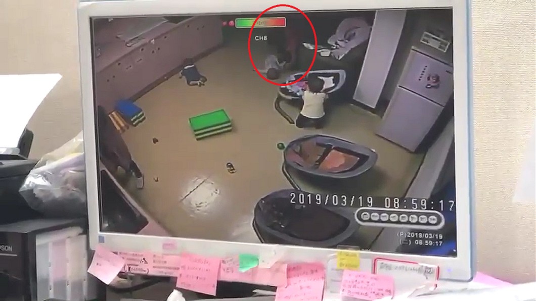 保母用力將躺在地上的嬰兒翻身移開。圖/翻攝自臉書