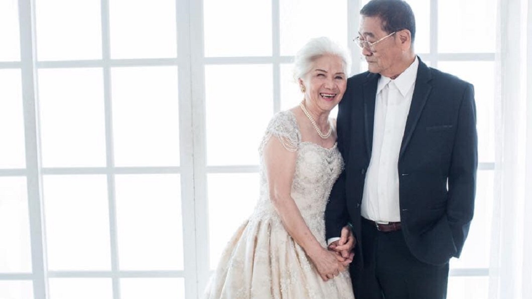甘願被閃瞎!80歲夫妻甜曬婚紗照 「不需認老」