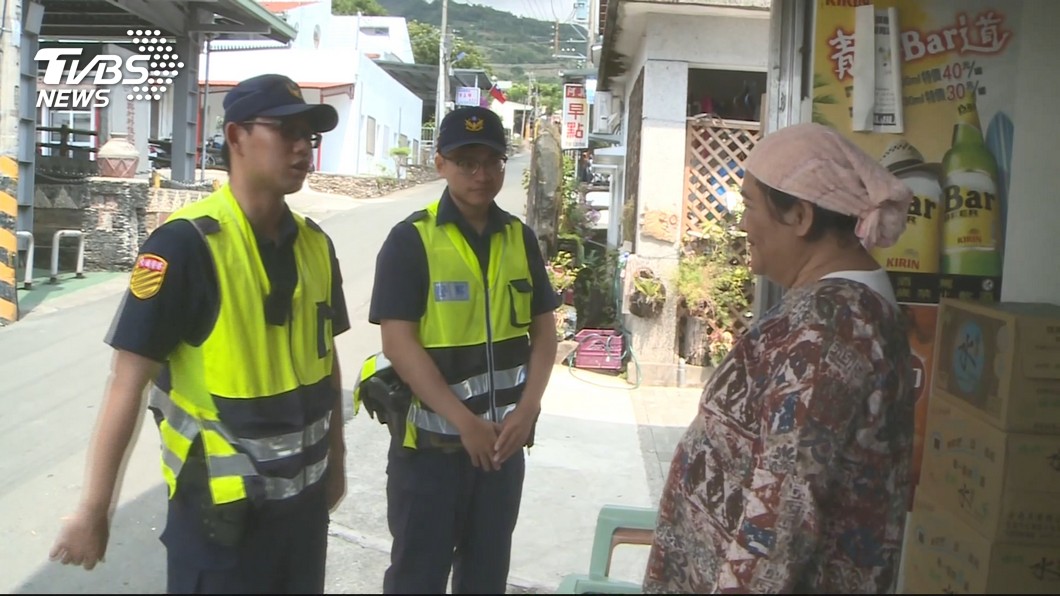 換制服長輩不識　員警巡邏兼「自我介紹」