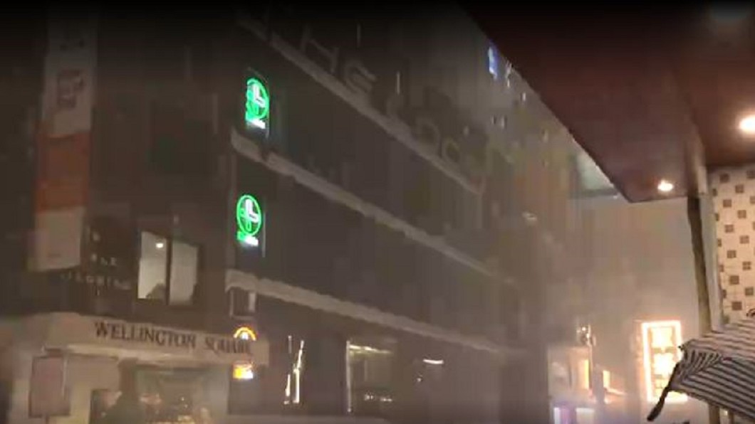 暴雨狂炸香港 路樹、鷹架倒 民眾命喪雷擊
