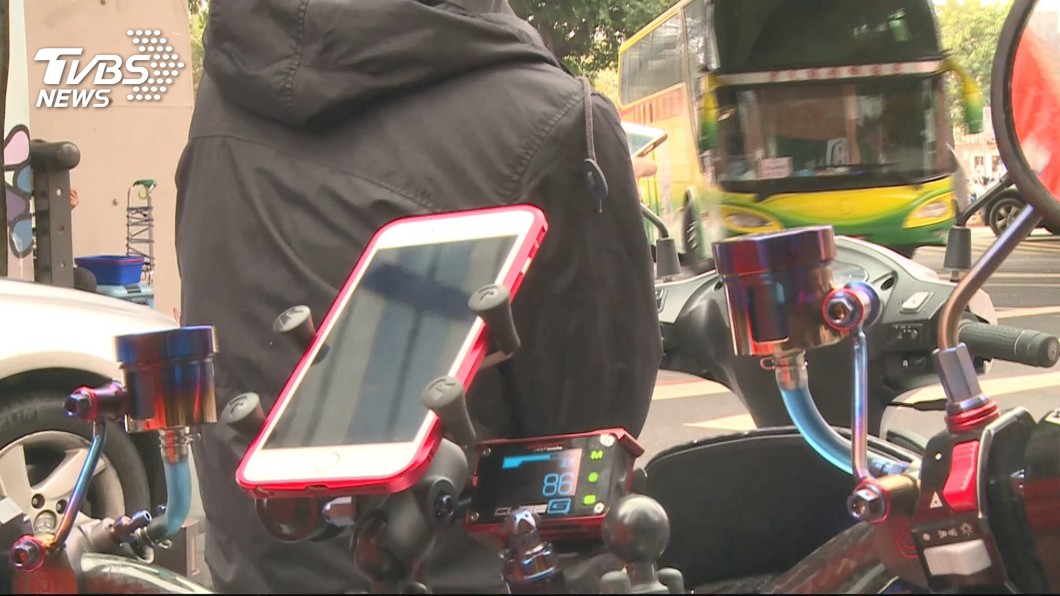 外送機車裝手機架看導航違規? 有操作就開罰!