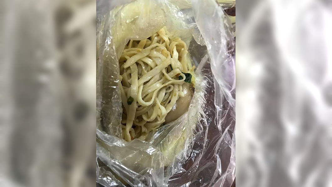 一名女網友日前到愛吃的麵攤買麵，準備要裝店家準備的免費特製辣醬時，卻遇到前方有一名超貪心的大嬸。(圖／翻攝自爆怨公社)