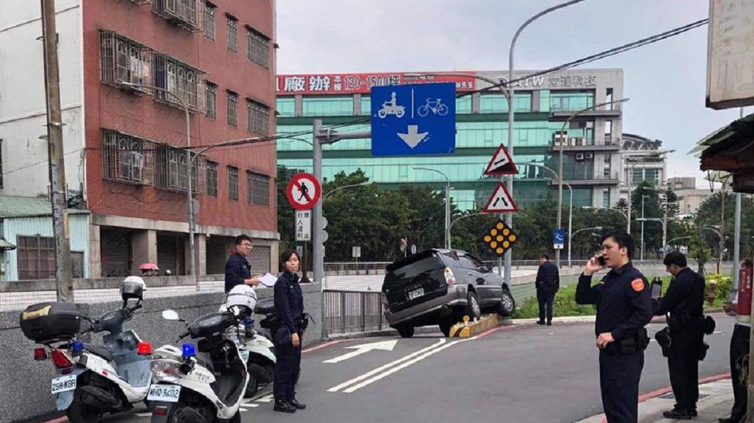 休旅車硬上機車道!糊塗駕駛:平時騎車習慣了