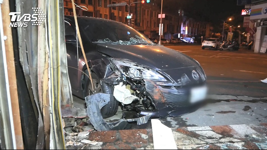 疑高速轉彎失控 轎車直撞進轉角臭臭鍋店