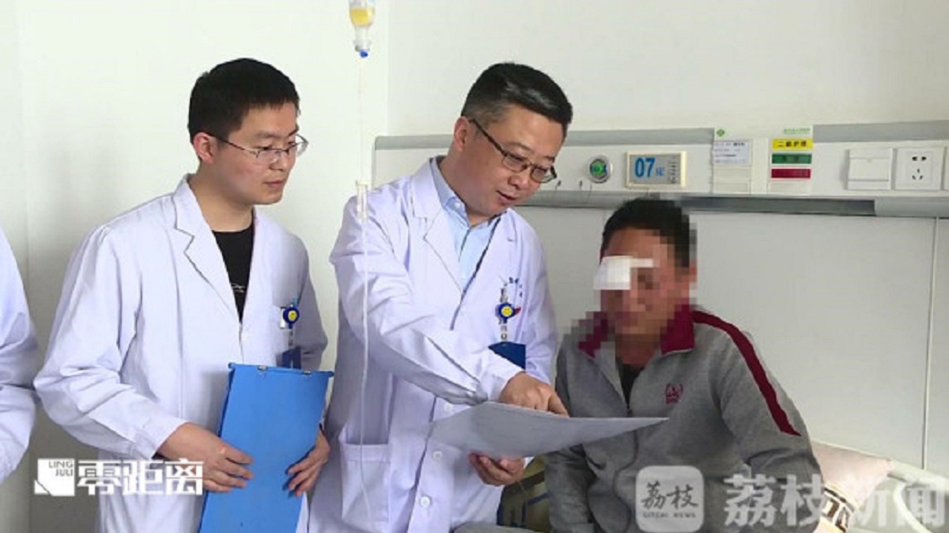 扯!壯男嘴張不開眼化膿 竟不知筷子插進眼窩2個月
