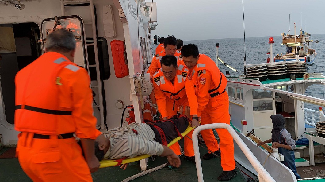 船長昏迷漁船漂流　澎海巡火速救人
