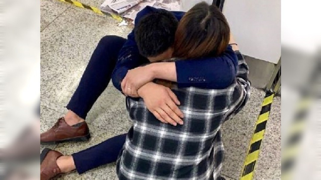 拚工作醉倒車站 夫抱妻痛哭:對不起我沒用…