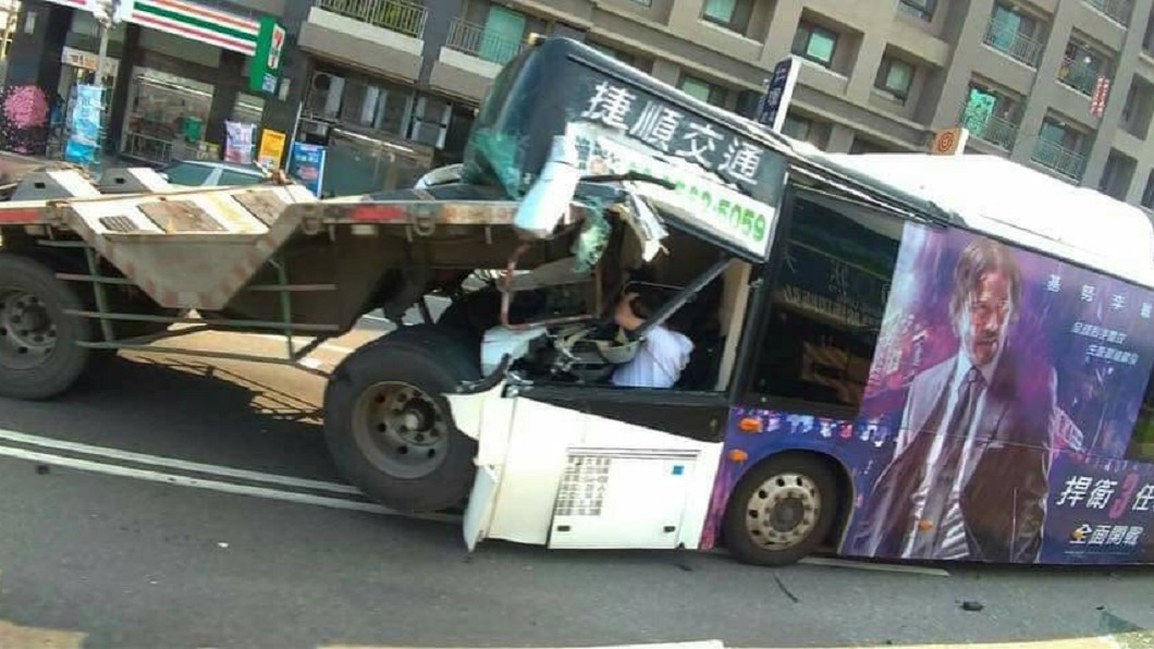 沙鹿多車追撞！聯結車「插入」客運　司機急護頭死神擦肩