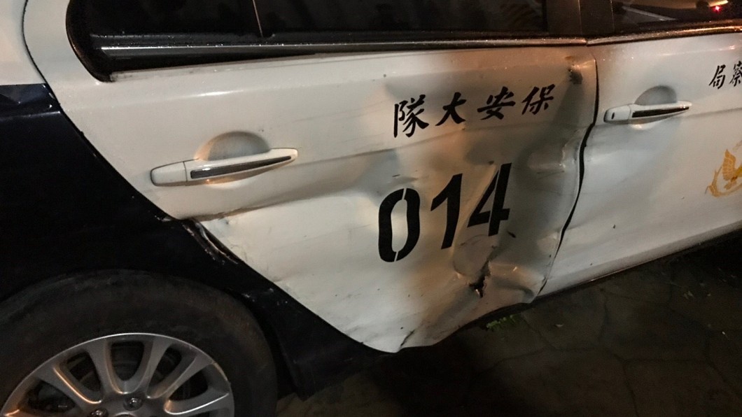 你累了嗎?警車路況不熟撞貨車 3員警受傷送醫