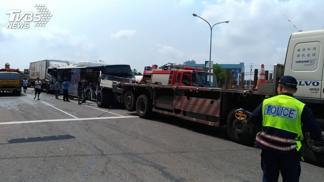 台中沙鹿區向上路多車追撞事故 3人受傷送醫