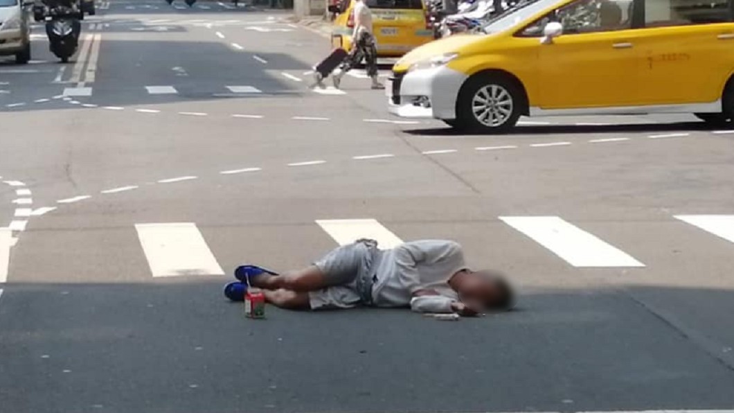 完美躲太陽!短褲男躺路口「腳邊放這瓶」 網酸:內行人