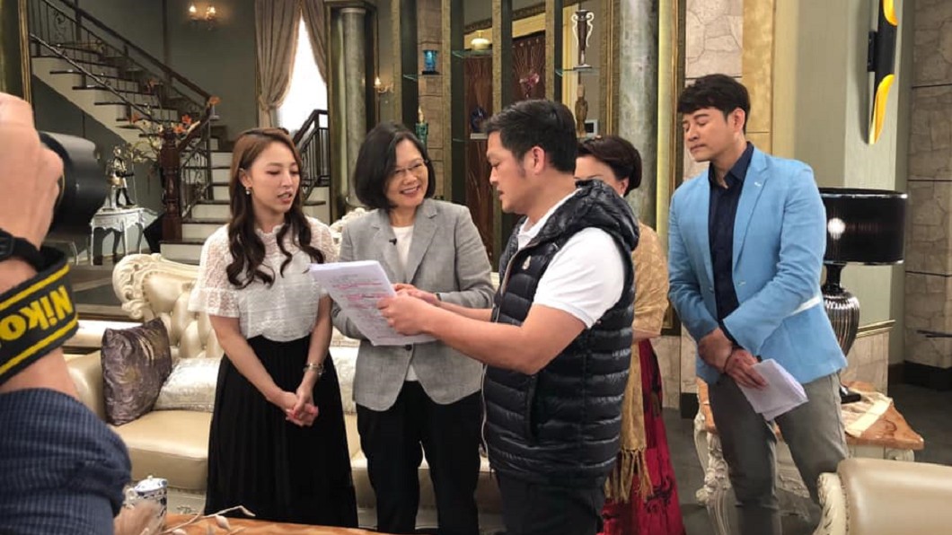蔡英文驚喜探班本土劇片場!演員「立正站好」陪總統旁聽