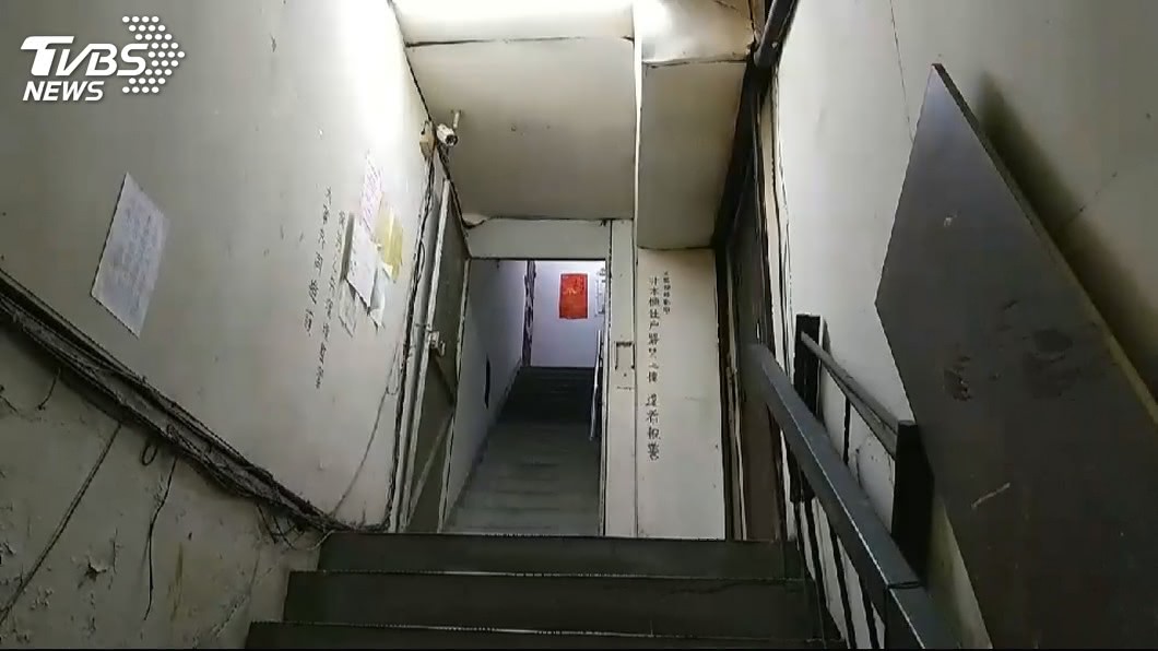被虐到失禁！惡煞嗆「自己站」　他踩到一灘慘摔死