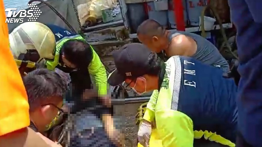 整修漁船疑吸入氨氣　漁工倒臥船艙送醫不治